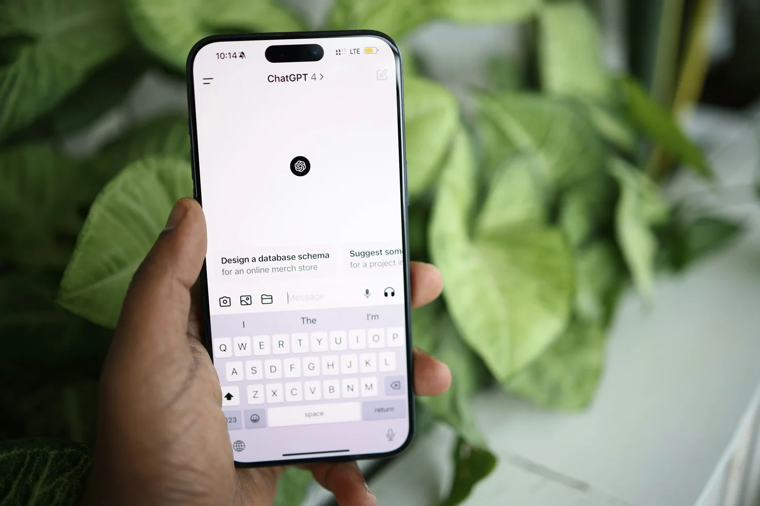 En person, der bruger ChatGPT på en telefon